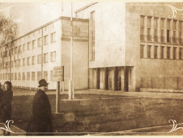 Budynek Dyrekcji Lasów Państwowych w czasach okupacji - na pocztówce z początku XXI wieku