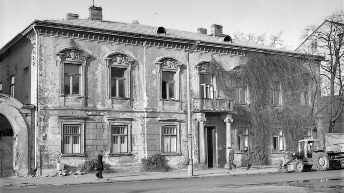 Budynek dawnej loży na zdjęciu Jerzego Szepetowskiego z lat PRL