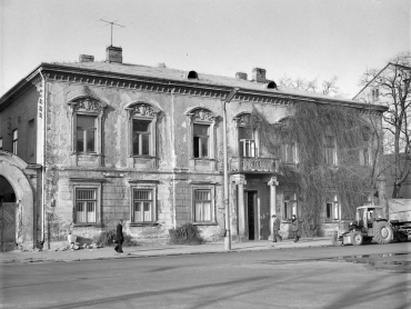 Budynek dawnej loży na zdjęciu Jerzego Szepetowskiego z lat PRL