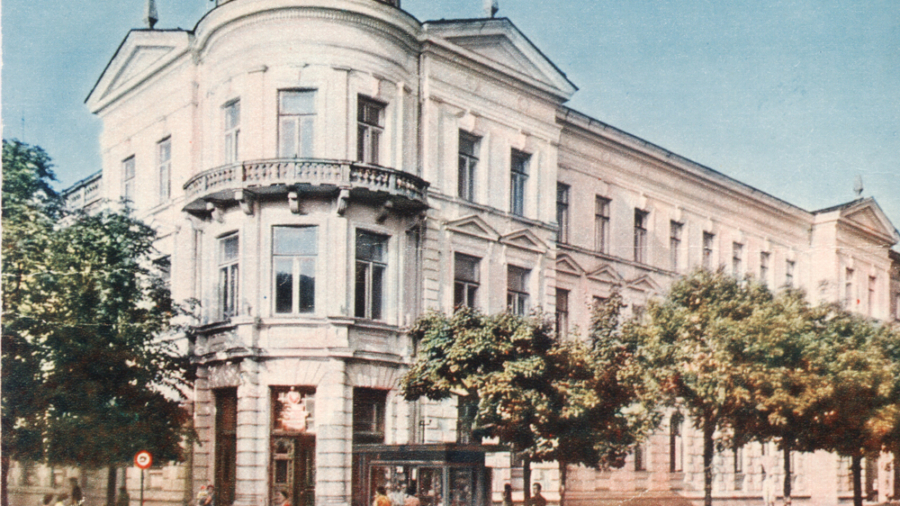 Budynek-sądu-na-pocztówce-z-lat-60.-XX-w