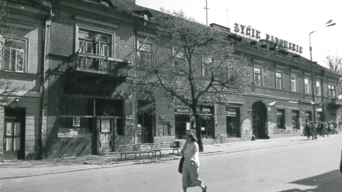 Budynek w którym mieściła się restauracja na zdjęciu z drugiej połowy lat 70. XX w. A Zrchiwum Konserwatora zabytków