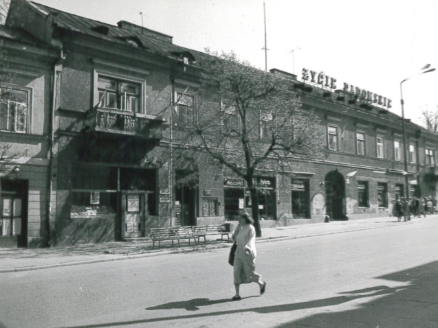 Budynek w którym mieściła się restauracja na zdjęciu z drugiej połowy lat 70. XX w. A Zrchiwum Konserwatora zabytków