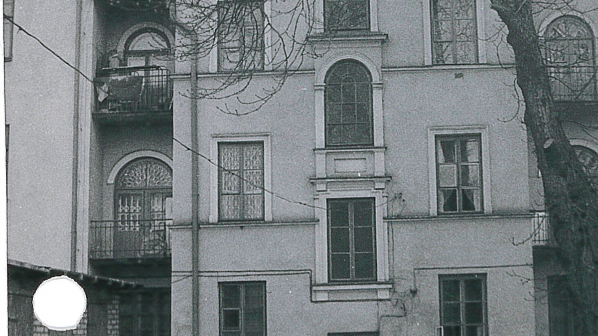 Elewacja podwórzowa domu Podworskich na zdjęciu z 1977 r. z zasobu Konserwatora Zabytków