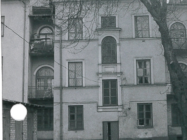 Elewacja podwórzowa domu Podworskich na zdjęciu z 1977 r. z zasobu Konserwatora Zabytków