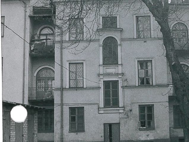 Elewacja podwórzowa domu Podworskich na zdjęciu z 1977 r. z zasobu Konserwatora Zabytków