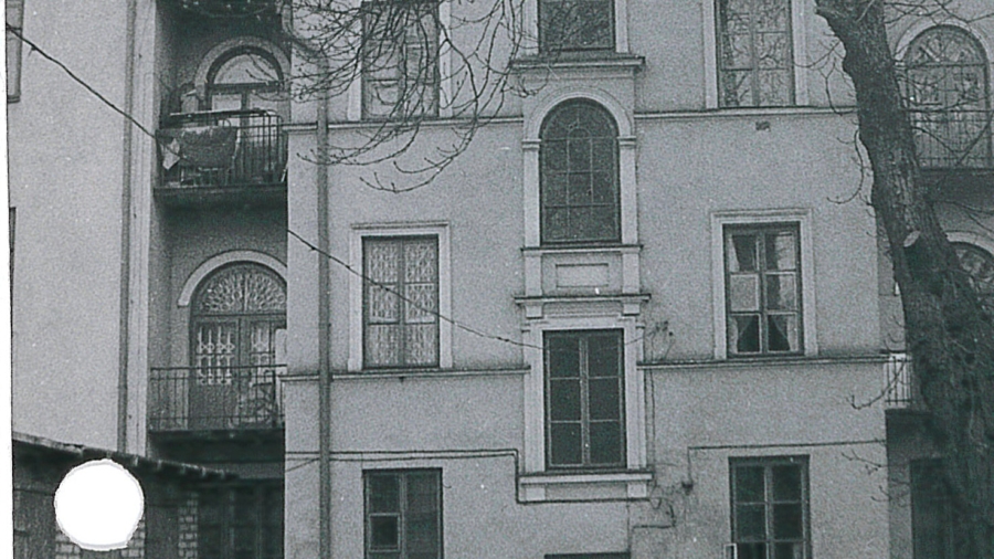 Elewacja podwórzowa domu Podworskich na zdjęciu z 1977 r. z zasobu Konserwatora Zabytków