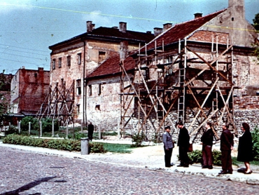 Mury po odsłonięciu tynków - w trakcie prac rekonstrukcyjnych w 1967 r. Fot. W.Kalinowski. Zbiory Muzeum im. J. Malczewskiego jpg (2)
