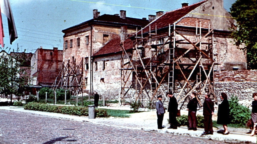 Mury po odsłonięciu tynków - w trakcie prac rekonstrukcyjnych w 1967 r. Fot. W.Kalinowski. Zbiory Muzeum im. J. Malczewskiego jpg (2)