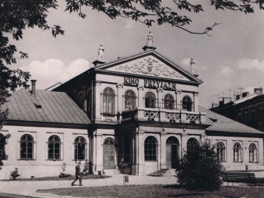 Pocztówka z widokiem budynku mieszczącego kino Przyjaźń (3)