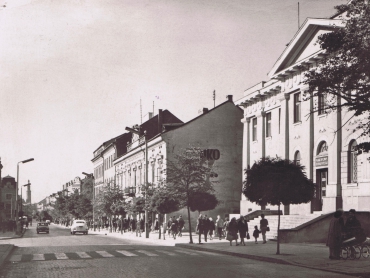 Ulica Żeromskiego na pocztówce z lat 60. XX w. w centrum budynek dawnej Izby Skarbowej
