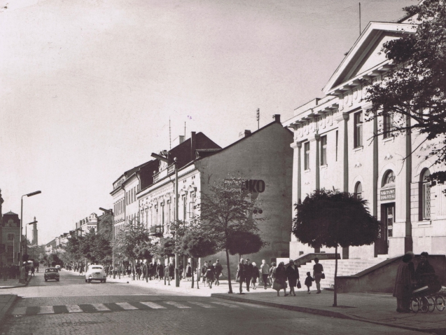 Ulica Żeromskiego na pocztówce z lat 60. XX w. w centrum budynek dawnej Izby Skarbowej