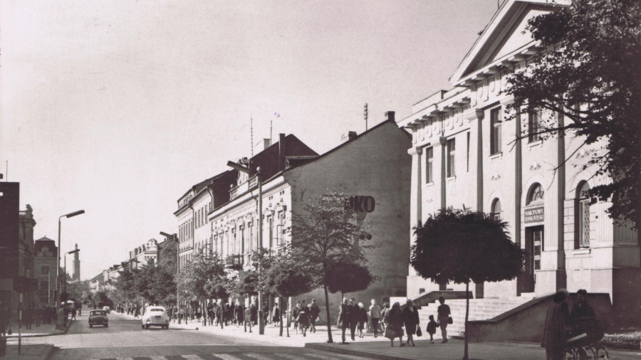 Ulica Żeromskiego na pocztówce z lat 60. XX w. w centrum budynek dawnej Izby Skarbowej