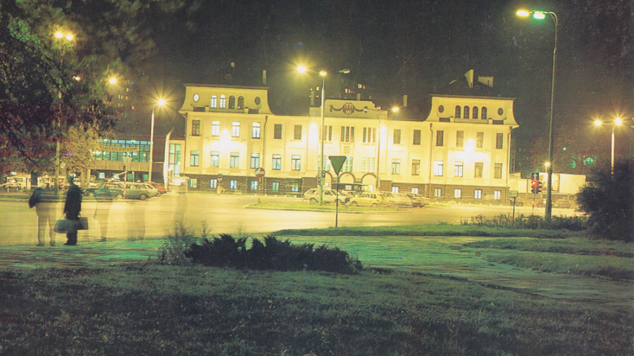 Widok dworca _z duchami_ - pocztówka z początku lat 90. XX w.