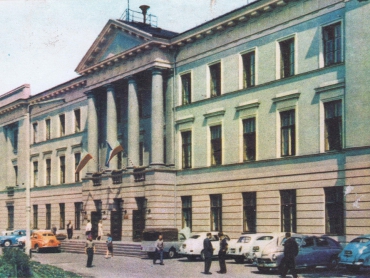 Widok gmachu dawnej Komisji Województwa Sandomierskiego na pocztówce z okresu PRL-u (4)