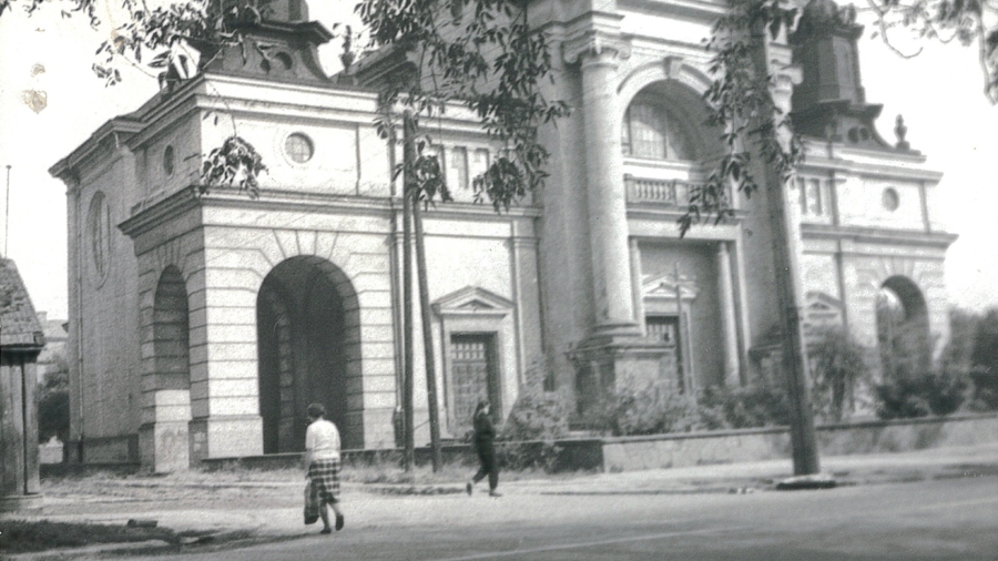 Widok świątyni od ul. Słowackiego na zdjęciu z lat 70. XX w. Z Archiwum Konserwatora Zabytków, fot. B. Baczewska