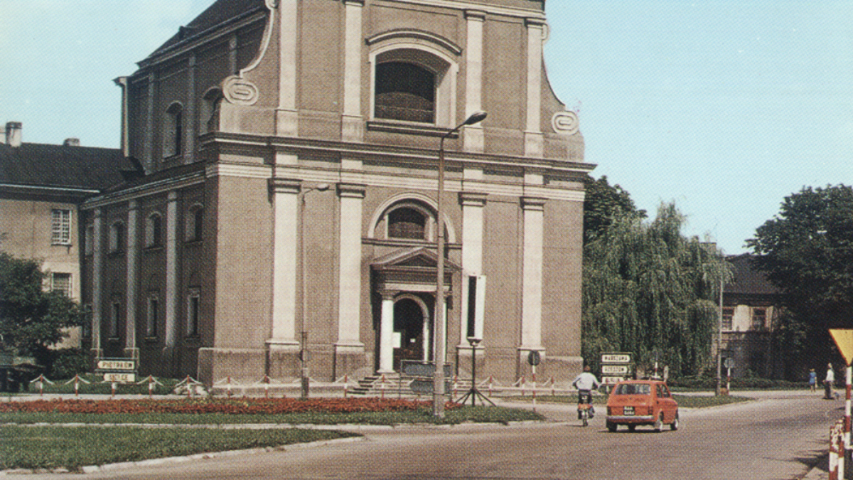 Wikok kościoła św. Trojcy na pocztówce z przełomu lat 70. i 80. XX w.
