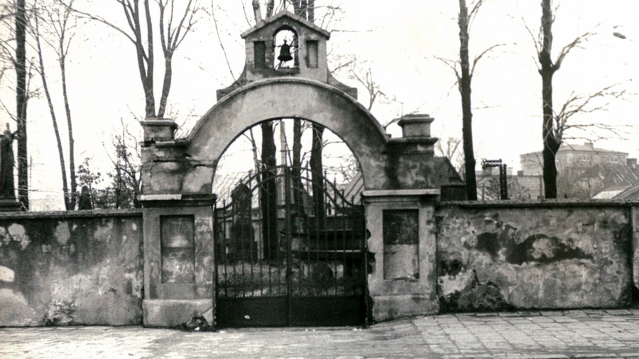 Brama cmantarza na zdjęciu z 1992 r. z Archiwum Konserwatora Zabytków