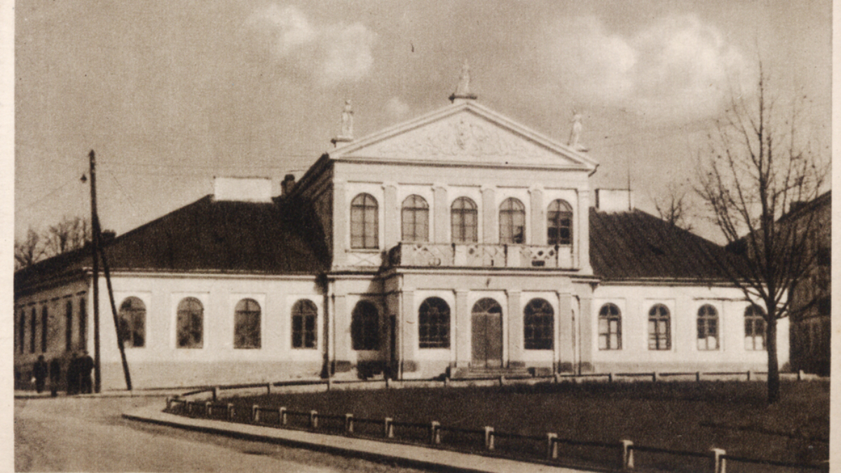 Dąb przed Resursą na pocztówce z lat 40. XX w.