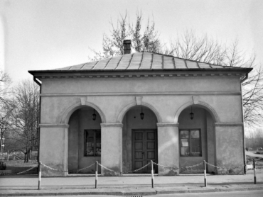 Elewacja frontowa rogatki na zdjęciu Jerzego Szepetowskiego z okresu PRL