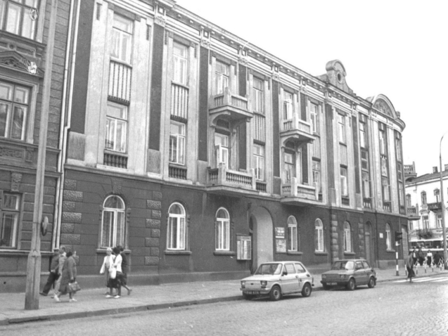 Kamienica przy ul. Piłsudskiego 2 na fotografii z końca lat 70. XX w. Z Archiwum Konserwatora Zabytków