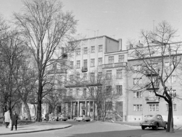 Plac Konstytucji - w głebi Kamienica modernistyczna. Zdjęcie Jerzego Szepetowskiego z okresu PRL