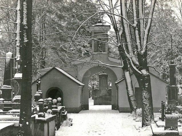 Stara brama-dzwonnica widziana z wnętrza cmantarza. Zdjęcie z 1992 r. Z Archiwum Konserwatora Zabytków