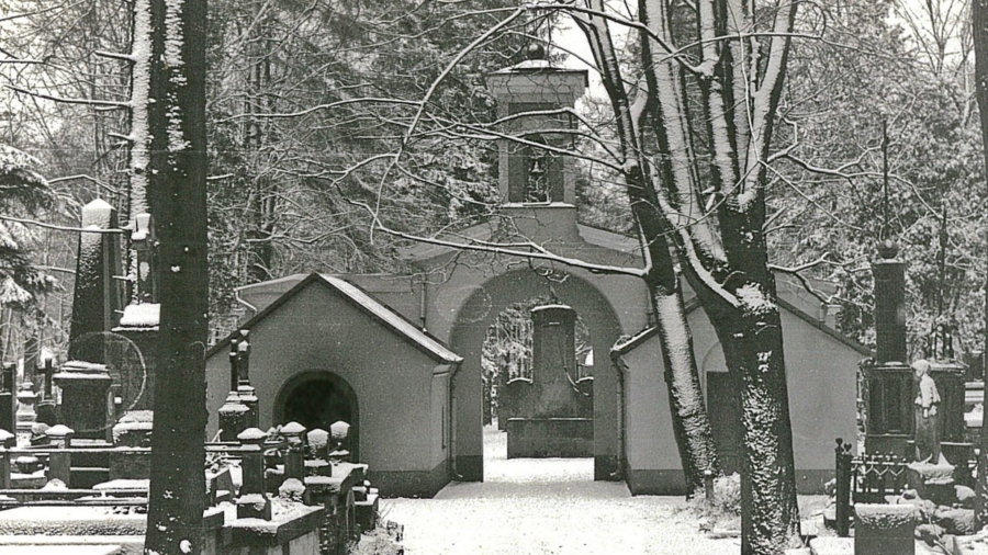 Stara brama-dzwonnica widziana z wnętrza cmantarza. Zdjęcie z 1992 r. Z Archiwum Konserwatora Zabytków