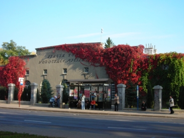 Widok budynku Stacji Pomp w jesiennej szacie na archiwalnej fotografii Pawła Putona z 2006 r.