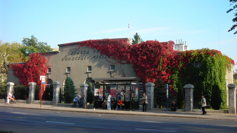 Widok budynku Stacji Pomp w jesiennej szacie na archiwalnej fotografii Pawła Putona z 2006 r.