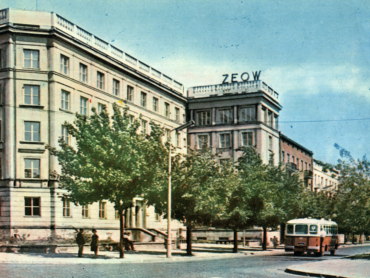 Widok budynku ZEOW na pocztówce z okresu PRL-u