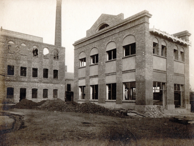 Widok kotłowni garbarni _Nowosć_ wybudowanej w 1921 r. wg projektu technika miejskiego H. Nowakowskiego. Zdjęcie ze zbiorów Muzeum im. J. Malczewskiego