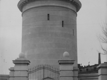 Widok wieży ciśnień w okresie międzywojennym