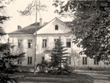 Dwór w Wośnikach na archiwalnej fotografii z 1947 r.