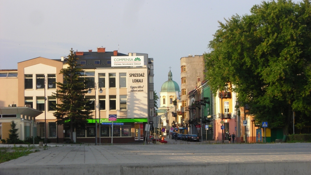 Fragment Placu Jagiellońskiego z widokiem na kopułę kościoła garnizonowego. Fot. P. Puton, 2011.