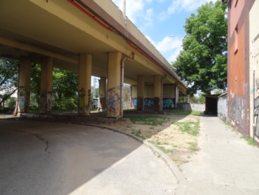 Fragment wiaduktu z wejściem do nieistniejącego już tunelu dla pieszych. Fot. P. Puton, 2017.