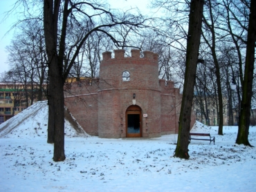 Odtworzona baszta w zimowej szacie. Fot. P. Puton 2011